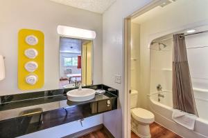 圣何塞圣何塞机场6号汽车旅馆的一间带水槽和卫生间的浴室