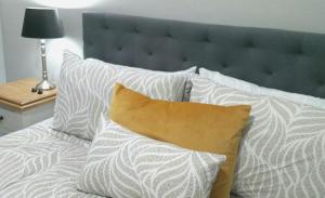 尤罗亚Kennedy House Euroa A delightful place to stay的一张带白色枕头和蓝色床头板的床