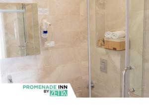 萨拉热窝Promenade Inn by ZETTA的浴室内带电话的淋浴