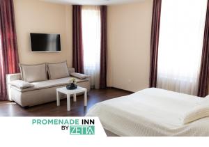 萨拉热窝Promenade Inn by ZETTA的一间卧室配有一张床、一张沙发和一台电视。