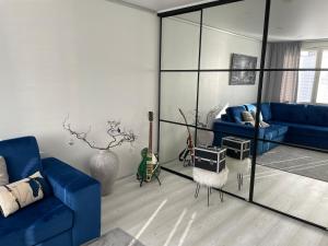坦佩雷Modern room in the city centre的客厅配有蓝色的沙发和镜子