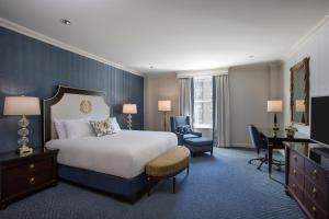 华盛顿华盛顿威拉德洲际酒店的酒店客房配有一张床、一张书桌和一台电脑