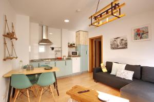 圣地亚哥－德孔波斯特拉VM图瑞斯提克斯公寓的客厅配有沙发和桌子