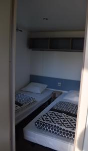 苏莱讷迪Camping La Croix Badeau的两张双层床,位于带性关节炎性关节炎性关节炎性关节炎性关节炎的房间