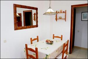 巴尔巴特Apartamento El Carmen的一间带桌子和镜子的用餐室