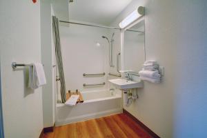 哈特福德6号汽车旅馆 - 韦瑟斯的一间浴室