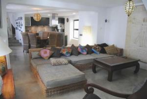 塔里法Apartamento El Cuarton的客厅配有沙发和桌子