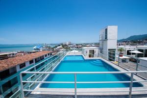 巴亚尔塔港马勒孔波多诺伏广场酒店的建筑物屋顶上的游泳池