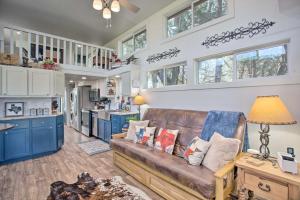 麦金尼Cozy McKinney Tiny Home with Porch and Fire Pit!的带沙发的客厅和厨房