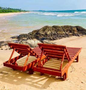 本托塔Manel Villa的两个木凳坐在海边