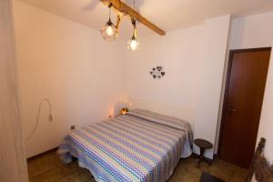 莫利纳迪莱德罗Casa Federica的一间卧室配有带条纹毯子的床