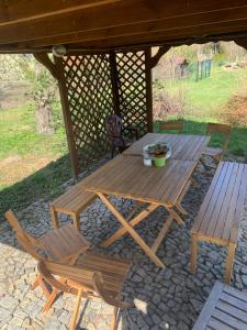 Suchy BórWakacyjny dom w Suchym Borze的凉亭下的木制野餐桌和椅子