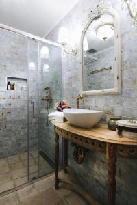 伦达瓦Vila Vilma Vineyard Cottage的一间带水槽和淋浴的浴室