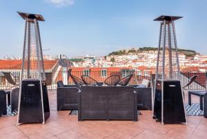 里斯本里斯本艺术酒店的阳台上的一组桌椅