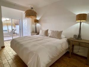 阿尔沃尔Alvor Bela Vista II的一间卧室配有一张带两盏灯的大型白色床。