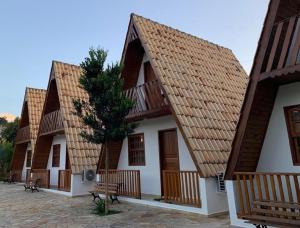 蒂拉登特斯Pousada Chalés Olaria - Exclusiva para Casais的一排棕色屋顶的房屋