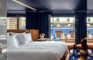 加亚新城The Lodge Hotel的一间卧室配有一张床,享有游泳池的景色