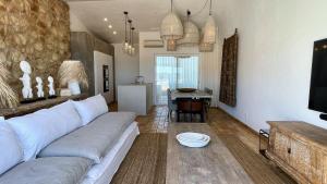 阿尔沃尔Alvor Bela Vista I的一间带白色沙发的客厅和一间厨房