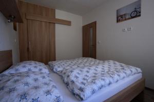 VšeminaApartman 13 Vsemina的一间卧室配有蓝色和白色床单