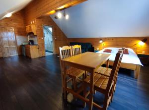 默古拉Alpine Escape Studios的卧室配有一张床和一张木桌及椅子