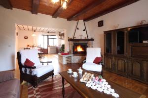 马考巴尔贾苏美比耶瓦裕公寓的客厅配有沙发、椅子和壁炉