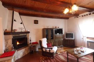马考巴尔贾苏美比耶瓦裕公寓的客厅设有壁炉和桌子
