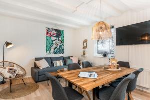 温特贝格TREEHOUSE - KiDS PARADISE - CENTRAL - SSC的客厅配有桌子和沙发