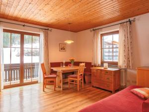 巴特霍夫加施泰因兰德施魏格尔公寓的一间卧室配有桌椅和一张床