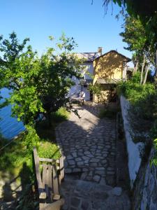 桑加拉达Triple studio room with the most beatifull view in Mylopotamos的房屋和水边的石头走道