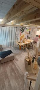 凯恩Le Maréchal Duplex - Appartement avec Jacuzzi - CAEN hyper Centre的客厅配有桌子和沙发。
