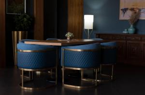 库塔伊西Grand Opera Hotel的厨房设有带蓝色酒吧凳的酒吧