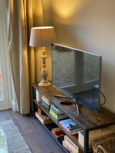 博利厄Pear Tree Cabin的台灯上的平面电视