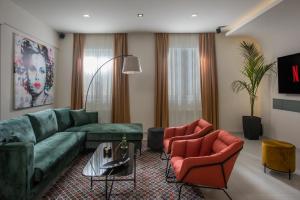 赫索尼索斯Maison De Mare, 4BR Central Luxury Beach Residence的客厅配有绿色沙发和两把椅子
