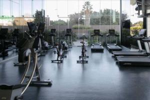 Orange & Green Apartment - HP Sur的健身中心和/或健身设施