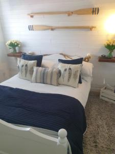 Saint DavidsBoutique Coastal appt nr Edinburgh的一张带蓝色和白色床单及枕头的床