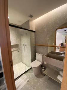 萨利诺波利斯Salinas Premium Resort的带淋浴、卫生间和盥洗盆的浴室