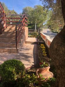 苏佩塔斯卡德拉加Apartmani Anamar的鲜花盛开的花园,围栏和楼梯