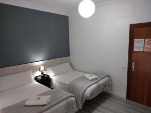 洛格罗尼奥圣马修酒店的一间卧室配有两张带毛巾的床