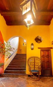 卡塔赫纳Casa Baloco By Soho的走廊设有楼梯、椅子和天花板