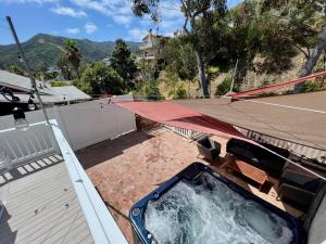 阿瓦隆Catalina Three Bedroom Home With Hot Tub And Golf Cart的房屋屋顶上的热水浴池