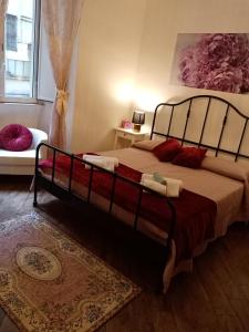罗马Gracchi278的一间卧室配有一张带红色枕头的大床