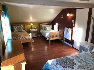 拜圣保罗梅森克拉伦斯酒店的一间设有两张床和一张桌子的房间