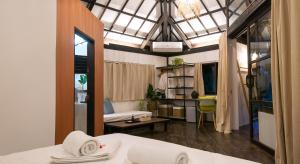 卢纳将军城kawayan villa siargao的一间设有床铺和客厅的房间