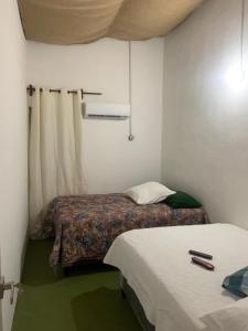 EscuintlaHotel Chulamar, Piscina y Restaurante的小房间设有两张床和窗户
