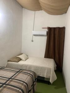 EscuintlaHotel Chulamar, Piscina y Restaurante的小房间设有两张床和窗户