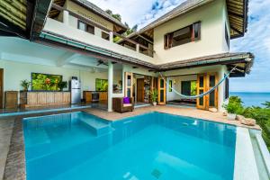 Than Sadet BeachWhite Azure Villa Koh Phangan的别墅前设有游泳池