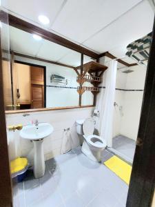 哥打巴鲁Sutera Inn Prima Hotel的一间带卫生间和水槽的浴室