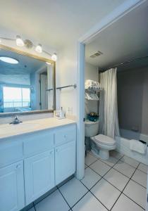 代托纳海滩Daytona Beach Resort Oceanfront CondoStudio的一间带水槽、卫生间和镜子的浴室