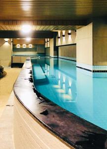 高雄单人房住宿空间 - 高雄林森馆的大楼内的大型室内游泳池