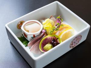 箱根箱根强罗亚麻代雅温泉日式旅馆的装满不同食物的白碗